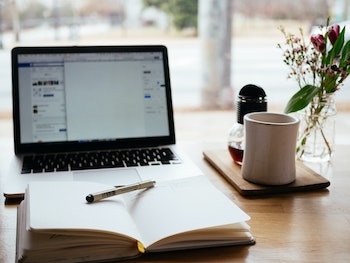 Agenda e pc su scrivania per lavoro in confort