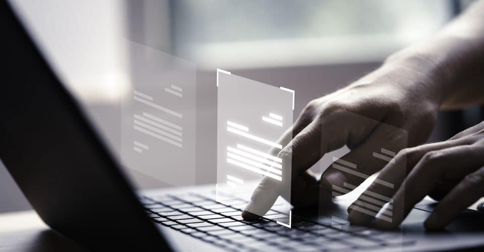 Utilizzo manuale di un computer portatile con schermo virtuale e documento per l'approvazione online di un concetto di garanzia della qualità senza carta e di gestione ERP.